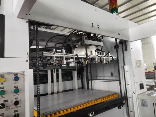 1350mm マックス.紙収集の高さ 箱製造のためのフラットダイ切断機