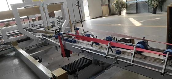 13000 KG 精密粘着のための電動駆動波紋紙箱フォルダー接着機