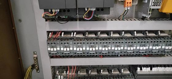 13000 KG 精密粘着のための電動駆動波紋紙箱フォルダー接着機