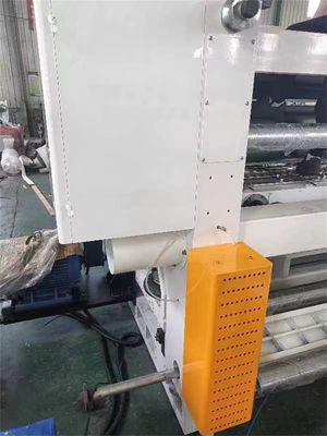 操作しやすい紙形作機 2 プライスカートボード生産ライン